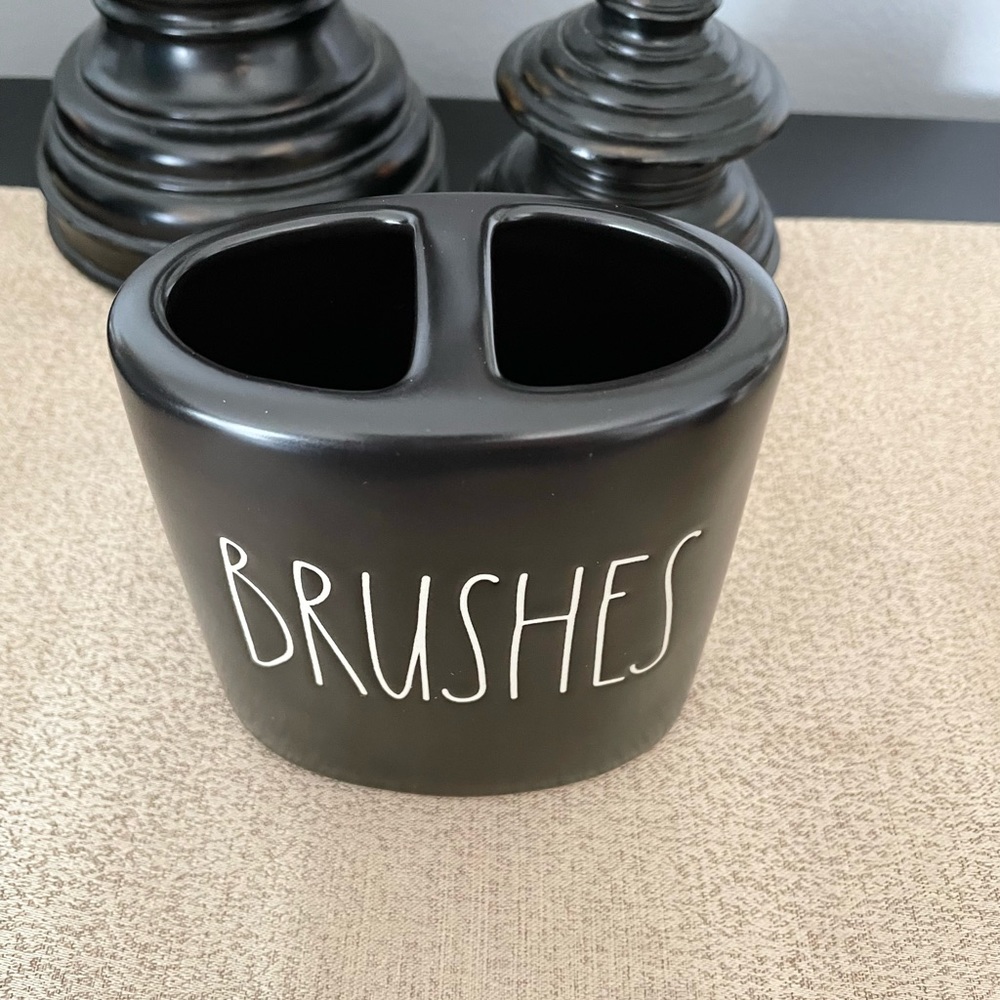 đRae Dunn Ceramic Set- RINSE/BRUSHES - Picture 2 of 3